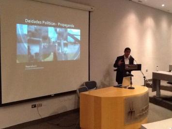 Justo Morao exponiendo Deidades Políticas y Propaganda